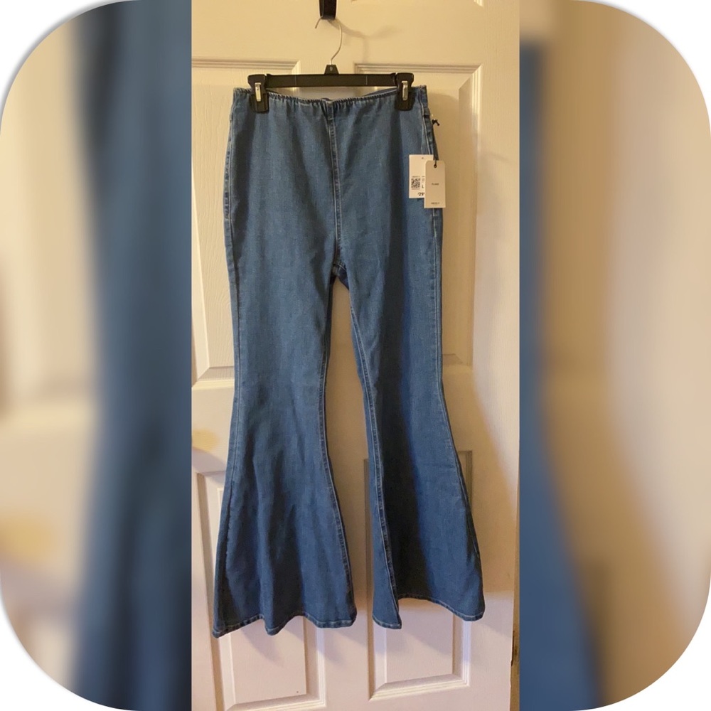 NEVER WORN— Large forever 21 elastic waists flare jeans